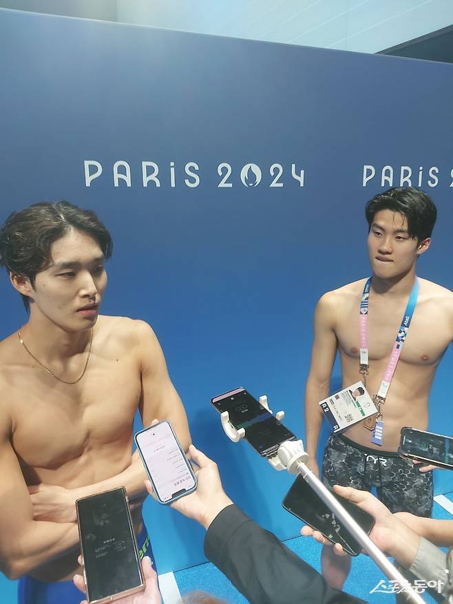 황선우(오른쪽)는 29일(한국시간) 라데팡스아레나에서 벌어진 남자 자유형 200m 준결선 1·2조 합산 결과 전체 16명 중 9위에 그쳐 8위까지 주어지는 결선행 티켓을 잡지 못했다. 굳은 표정으로 함께 인터뷰하고 있는 팀 동료 김우민(왼쪽). 파리|권재민 기자 jmart220@donga.com