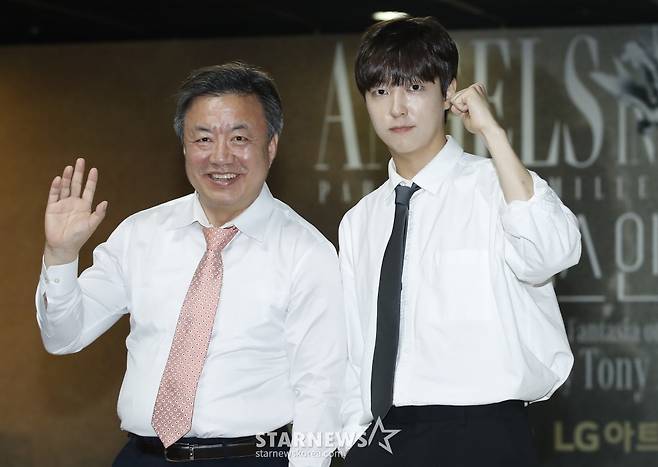 (서울=뉴스1) 권현진 기자 = 배우 이효정과 이유진 부자가 24일 서울 강북구 미아운정그린캠퍼스에서 열린 연극 ‘엔젤스 인 아메리카’ 기자간담회에서 포즈를 취하고 있다. ‘엔젤스 인 아메리카’는 1991년 초연한 토니 커쉬너의 작품으로 1980년대 미국을 배경으로 종교, 인종, 성향, 정치 등 각종 사회 문제와 다양성을 다룬 작품이다. 2024.7.24/뉴스1 Copyright (C) 뉴스1. All rights reserved. 무단 전재 및 재배포, AI학습 이용 금지. /사진=(서울=뉴스1) 권현진 기자