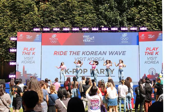 K팝 커버댄스 공연을 즐기는 방문객들 (사진=한국관광공사)