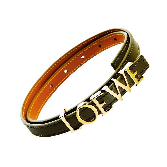 메탈릭한 로고 장식의 레더 벨트는 71만원, Loewe.
