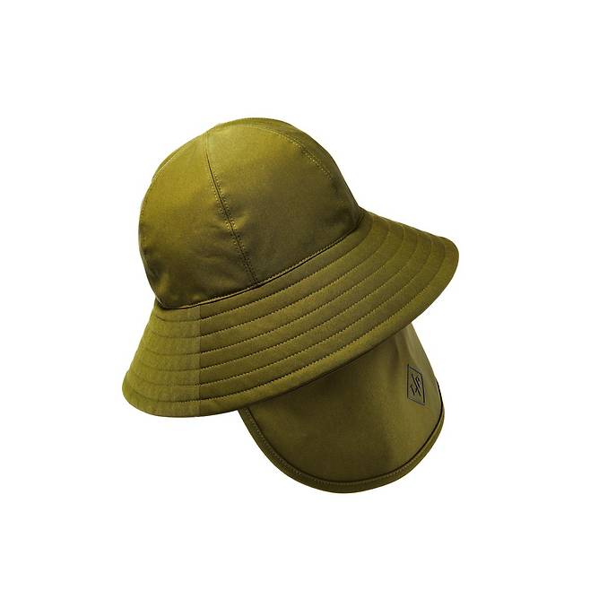 실용적인 넥 플랩이 있는 버킷 햇은 1백15만원, Loro Piana.