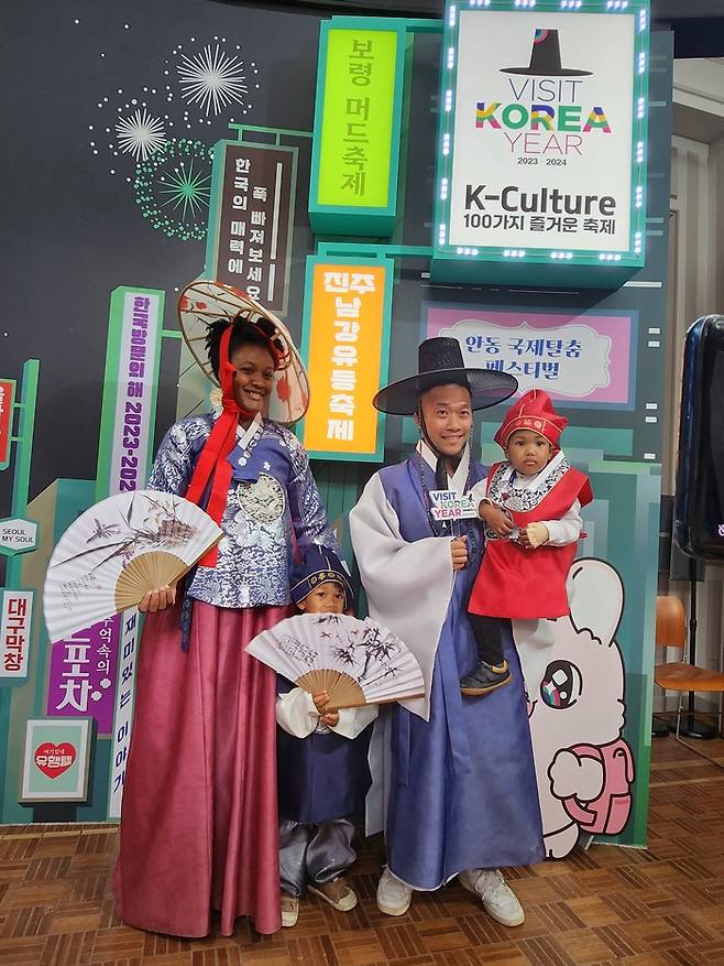 한국방문의해 포토존에서 한복체험을 하는 관람객들. 한국관광공사 제공