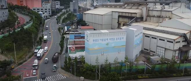 소음·분진 등으로 4차선 도로 맞은편 아파트 주민들로부터 집단민원에 시달린 철강공장 YK스틸 모습. 부산시 제공