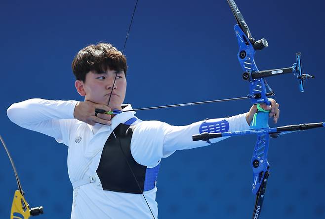 Archery athlete Kim Je-deok prepares to shoot during the semifinal of the men’s archery team event in Paris on Monday. (Joint Press Corps)