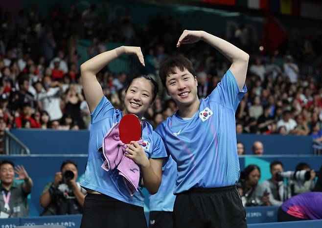 임종훈과 신유빈이 30일(현지시각) 프랑스 파리 사우스 파리 아레나4에서 열린 2024 파리 올림픽 탁구 혼합복식 동메달 결정전 홍콩 웡춘팅-두호이켐 조와의 경기에서 승리하며 동메달을 확정한 뒤 세리머리를 하고 있다. 뉴시스