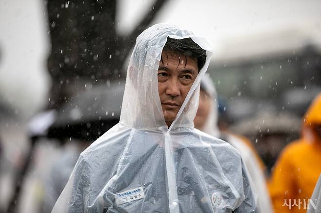 금속노조 경남지부 거제통영고성 조선하청지회 김형수 지회장이 장대비를 맞으며 집회를 이어가고 있다. ⓒ시사IN 신선영