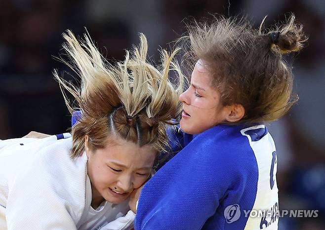 김지수, 크로아티아 카트리나 크리스토와 8강전 (파리=연합뉴스) 임화영 기자 = 김지수(왼쪽)가 30일(현지시간) 프랑스 파리 아레나 샹드마르스에서 열린 2024 파리올림픽 유도 여자 63kg급 8강전에서 크로아티아 카트리나 크리스토와 겨루고 있다. 2024.7.30 hwayoung7@yna.co.kr