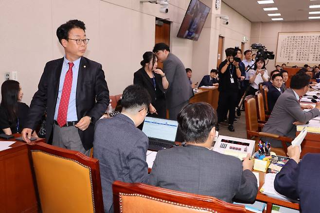31일 오전 국회에서 열린 법제사법위원회 전체회의에서 국민의힘 곽규택 의원이 더불어민주당 소속 정청래 위원장의 ‘발언권 중지’ 결정에 항의하며 회의장을 나가고 있다.(사진=연합뉴스)