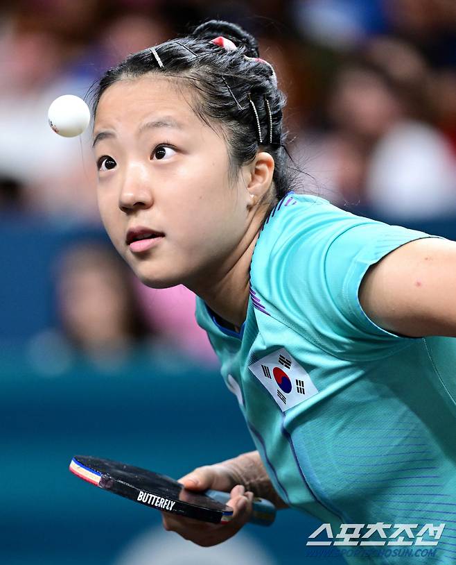 31일 (한국시간) 프랑스 파리 사우스 파리 아레나 4에서 '2024 파리올림픽' 탁구 여자 단식 32강 한국 신유빈과 헝가리 조지나 포타의 경기가 열렸다. 한국 신유빈은 세트스코어 4-1로 승리하며 16강에 안착했다. 서브를 넣는 신유빈의 모습. 파리(프랑스)=정재근 기자 cjg@sportschosun.com/2024.7.31/