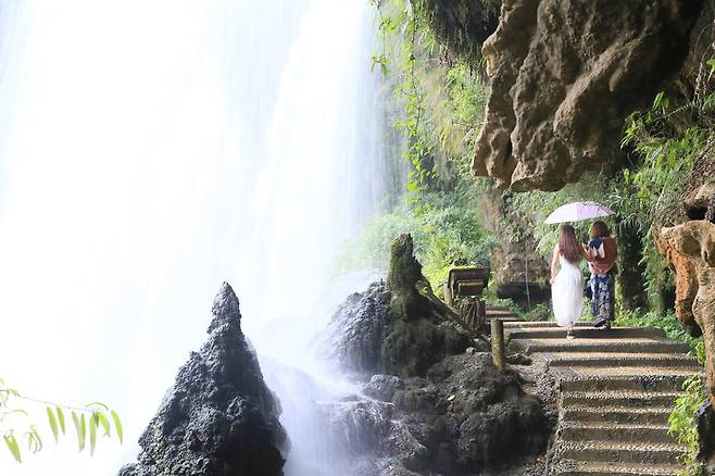 웅장한 부용진 폭포 (사진. 김관수)