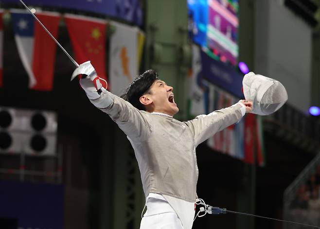 <yonhap photo-8163=""> 환호하는 구본길 (파리=연합뉴스) 신준희 기자 = 31일(현지시간) 프랑스 파리 그랑 팔레에서 열린 2024 파리올림픽 펜싱 남자 사브르 단체 준결승에서 한국 오상욱이 프랑스 볼라드 아피티를 상대로 득점한 뒤 환호하고 있다. 2024.7.31 hama@yna.co.kr/2024-07-31 23:07:42/ <저작권자 ⓒ 1980-2024 ㈜연합뉴스. 무단 전재 재배포 금지, AI 학습 및 활용 금지></yonhap>