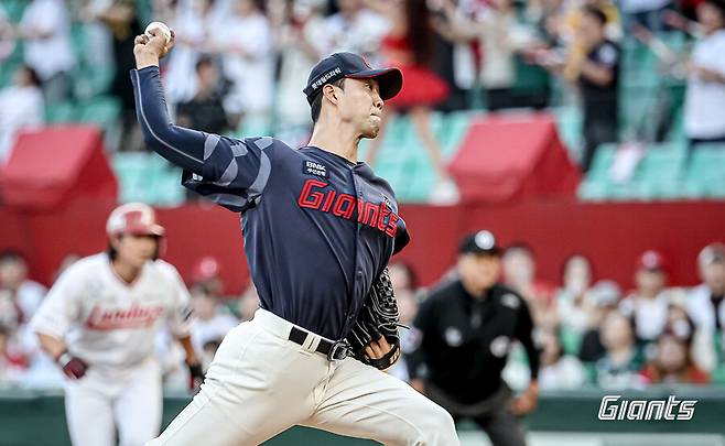 ▲ 윤성빈은 올해 롯데에서 선발 등판한 11번째 선수였다. 올해 롯데는 애런 윌커슨, 박세웅만 20경기 이상에 선발로 나갔다. 윤성빈은 최고 구속 152㎞, 평균 150㎞의 빠른 패스트볼을 던졌다. 그러나 역시 제구가 문제였다. 1회 실책성 플레이가 빌미가 돼 2실점을 한 윤성빈은 2회 시작부터 스트라이크존에 공을 던지지 못하는 문제점을 드러냈고, 결국 1이닝 5실점의 부진한 성적으로 강판됐다. ⓒ롯데자이언츠