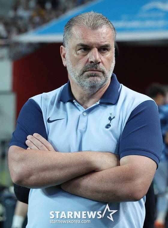 '2024 쿠팡플레이 시리즈' 팀 K리그 대 토트넘 홋스퍼(Tottenham Hotspur) 경기가 31일 오후 서울월드컵경기장에서 열렸다. 포스테코글루 감독이 그라운드를 응시하고 있다. /사진=김진경 대기자