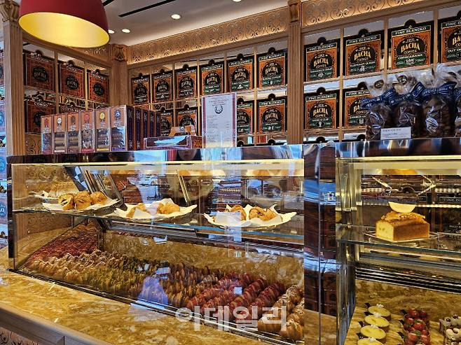 지난달 31일 서울 강남구 ‘바샤커피’ 청담 플래그십 스토어 1층 커피 부티크에 베이커리 종류가 진열돼있다. (사진=경계영 기자)