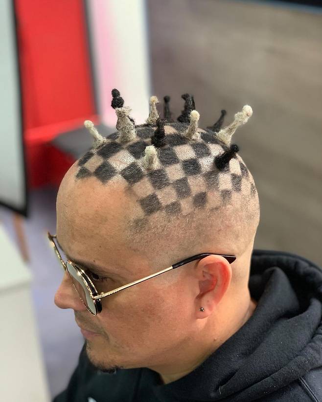 AwQS1722476045_631953227.jpg 손님 머리에 그림을 그리는 이발사