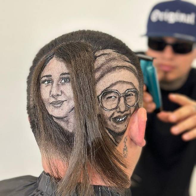 AwQS1722476046_1402877496.jpg 손님 머리에 그림을 그리는 이발사