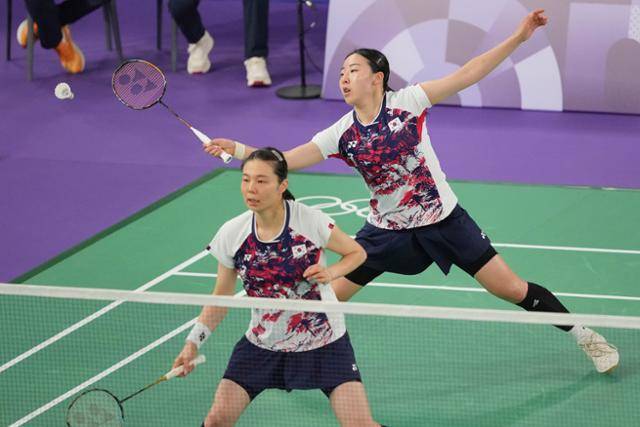 김소영-공희용 조가 1일 프랑스 파리의 포르트 드 라샤펠 아레나에서 열린 2024 파리올림픽 배드민턴 여자복식 8강전에서 펄리 탄-무랄리타란 티나 조(말레이시아)와 경기하고 있다. 조 1위로 8강에 올랐던 김소영과 공희용은 초반부터 고전하며 0-2(12-21 13-21)로 완패해 4강에 오르지 못했다. 파리=뉴시스