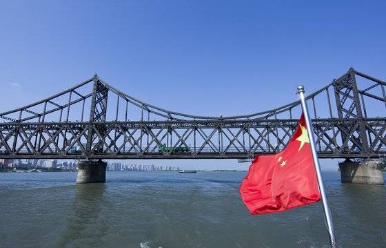 북한 신의주와 중국 랴오닝성 단둥을 잇는 조중우의교의 모습. 중앙포토