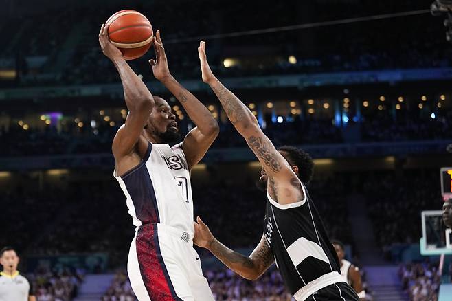 1일 남수단과 2024 파리 올림픽 남자 농구 조별리그 C조 경기에서 패스를 시도하는 케빈 듀란트. 파리 | AP연합뉴스