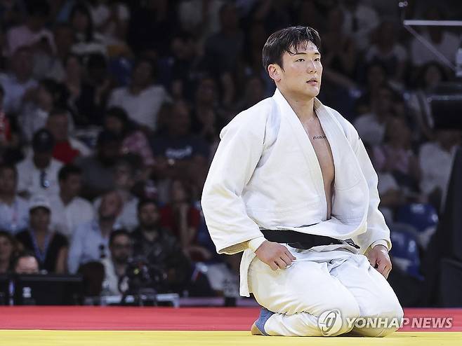 한 판패 한 한주엽, 동매달 결정전 진출 실패 (파리=연합뉴스) 임화영 기자 = 2024 파리올림픽 유도 남자 90kg급 8강전에 출전한 한주엽이 31일(현지시간) 프랑스 파리 아레나 샹드마르스에서 열린 패자부활전에서 브라질의 하파엘 마세두에게 패배한 뒤 아쉬워 하고 있다.
한주엽은 마세두에게 한 판으로 패해 동메달 결정전 진출에 실패했다. 2024.7.31 hwayoung7@yna.co.kr