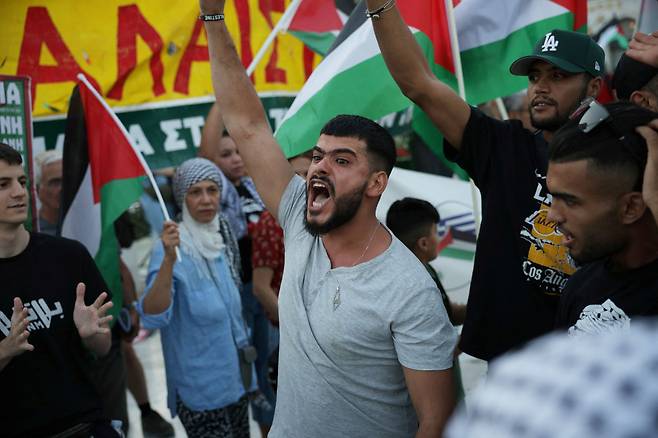 1일(현지시각) 그리스 아테네에서 시위대가 하마스 지도자 이스마일 하니예 암살을 규탄하고 있다. /로이터·연합뉴스