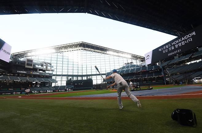 21일 일본 홋카이도 에스콘필드에서 열린 한일 드림 플레이어즈 게임 훈련. 장종훈 코치가 펑고를 치고 있다. 홋카이도(일본)=사진공동취재단