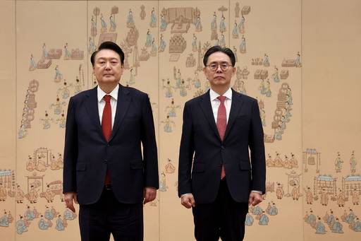 윤석열 대통령이 2일 서울 용산 대통령실 청사에서 강민수 국세청장에게 임명장을 수여한 뒤 기념 촬영을 하고 있다. 대통령실사진기자단