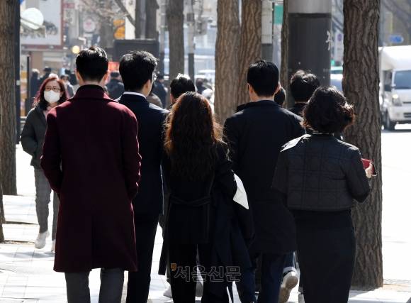 정부가 주 52시간까지만 일하도록 하는 현행 근로시간 제도에서 최대 69시간까지 일할 수 있도록 허용하는 개편방안을 확정한 지난해 점심식사를 마친 직장인들이 서울 중구 청계천 일대를 걷고 있다. 2023.3.6. 도준석 기자