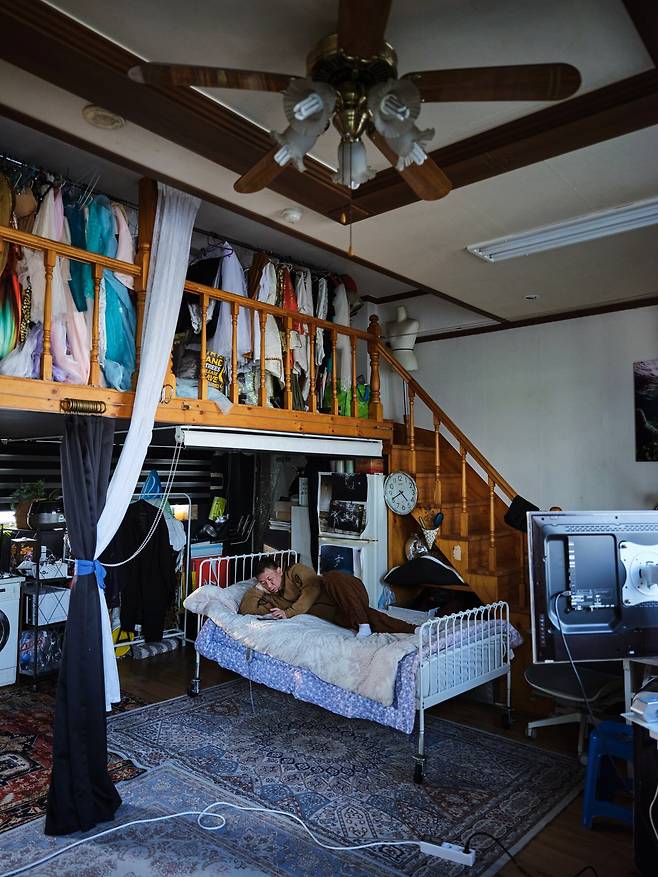 1인가구 프로젝트 중 사진작가의 복층, 2024 서울 구로동/ 사진가 심규동