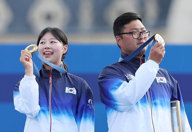 김우진(오른쪽)-임시현 짝이 2일(현지시각) 프랑스 파리 레쟁발리드에서 열린 2024 파리올림픽 양궁 혼성 단체 시상식에서 금메달을 들어 보이며 기념 촬영을 하고 있다. 파리/연합뉴스