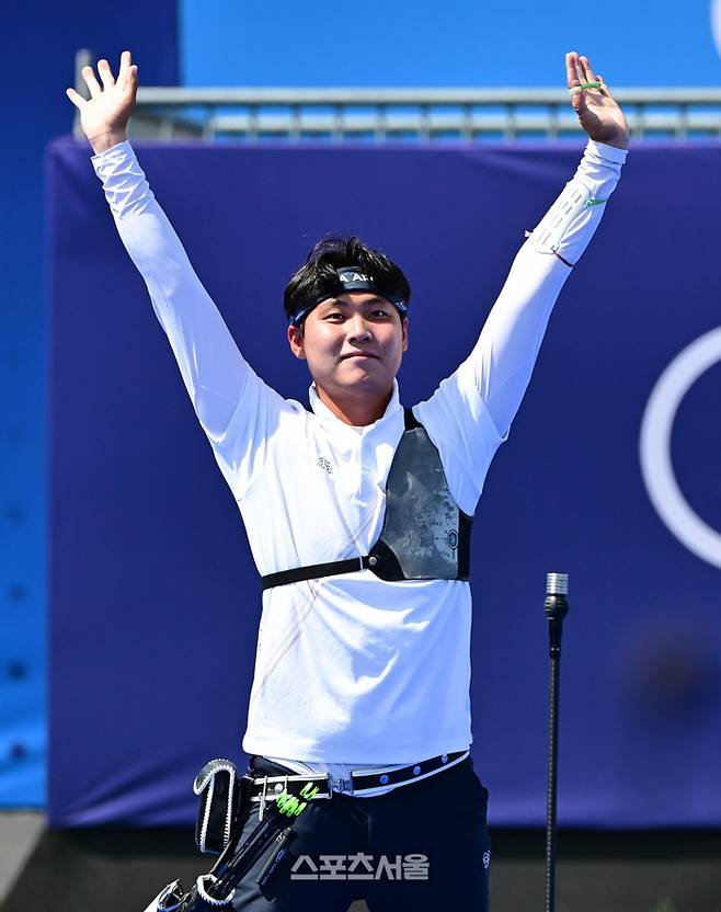 양궁 국가대표 이우석이 4일(한국 시간) 프랑스 파리 앵발리드에서 열린 파리올림픽 양궁 남자 개인전 이탈리아의 마우로 네스폴리와의 8강전에서 승리한 뒤 기뻐하고 있다. 2024. 8. 4. 파리 | 박진업 기자 upandup@sportsseoul.com