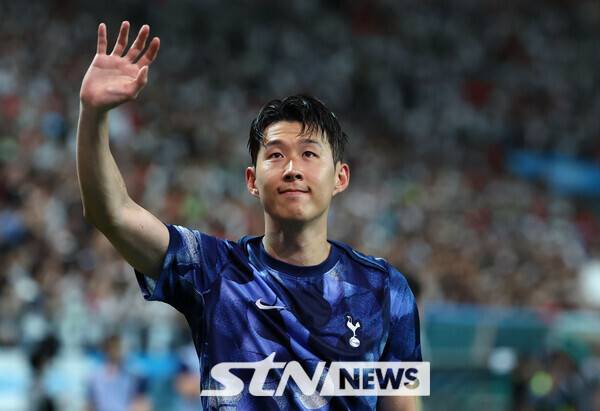 3일 오후 서울 마포구 서울월드컵경기장에서 열린 쿠팡플레이 시리즈 2경기 토트넘 홋스퍼와 FC바이에른 뮌헨의 경기, 토트넘 손흥민이 경기가 끝난 뒤 관중들에게 인사하고 있다. 사진┃뉴시스