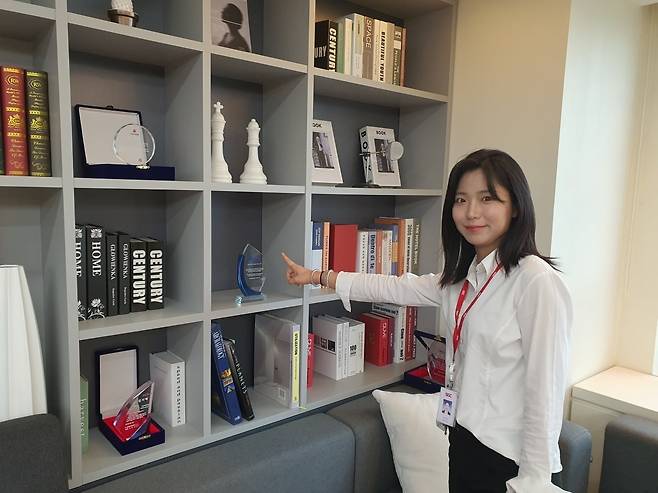 성미미 매니저가 앰코테크놀로지로부터 받은 상패를 보여주고 있다. 윤현주 기자