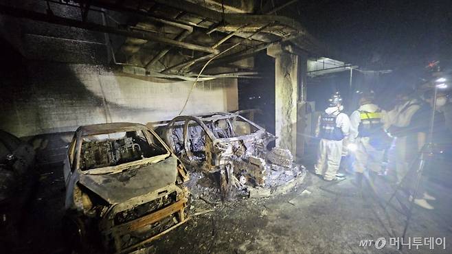 (인천=뉴스1) 이시명 기자 = 인천소방본부가 지난 1일 오전 6시15분쯤 서구 청라동 아파트 지하주차장에 주차된 전기차량 화재와 관련 관계기관과 합동감식을 진행하고 있다.2024.8.2/뉴스1 Copyright (C) 뉴스1. All rights reserved. 무단 전재 및 재배포, AI학습 이용 금지. /사진=(인천=뉴스1) 이시명 기자