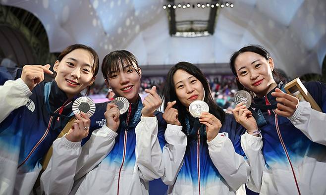 3일(현지시간) 프랑스 파리 그랑팔레에서 열린 2024파리올림픽 펜싱 여자 사브르 단체전 결승 한국과 우크라이나의 경기. (왼쪽부터) 윤지수, 전하영, 전은혜, 최세빈이 은메달을 들어보이고 있다. 파리=올림픽사진공동취재단
