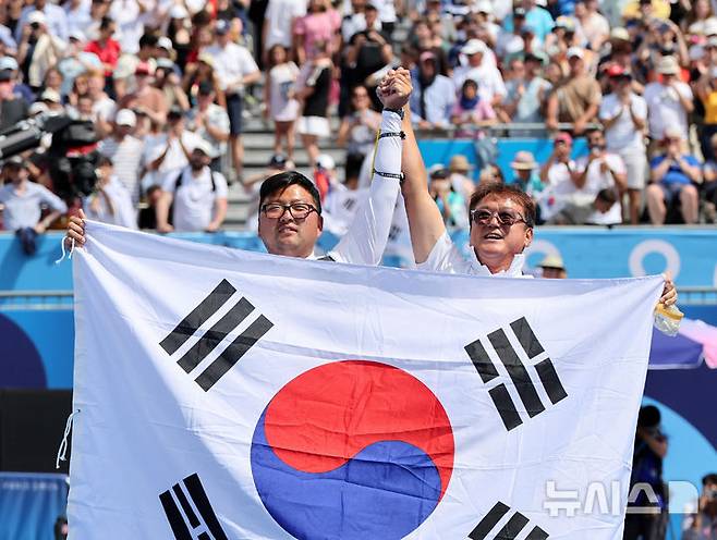 김우진이 4일(현지시각) 프랑스 파리 레쟁발리드에서 열린 2024 파리 올림픽 양궁 남자 개인전 결승 미국 브레이디 엘리슨과의 경기에서 슛오프 접전 끝에 승리하며 금메달을 따낸 뒤 기뻐하고 있다. /사진=뉴시스 제공