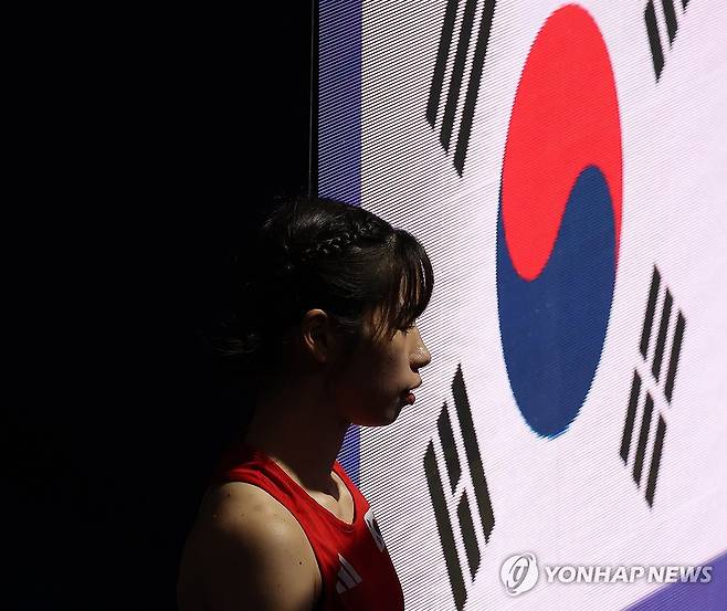 대한민국 국가대표 임애지 (파리=연합뉴스) 김도훈 기자 = 1일(현지시간) 프랑스 파리 노스 아레나에서 열린 2024 파리올림픽 복싱 여자 54㎏급 준준결승에서 한국의 임애지가 콜롬비아 예니 마르셀라 아리아스 카스타네다와 대결을 위해 경기장에 들어서고 있다. 2024.8.2 superdoo82@yna.co.kr