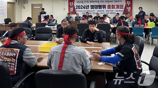 HD현대중공업 노동조합 조합원들이 24일 HD현대중공업 울산본사 지부 대회의실에서 쟁의행위(파업) 찬반투표 개표 작업을 하고 있다. (HD현대중공업 노조 제공) 2024.7.24/뉴스1 ⓒ News1 조민주 기자