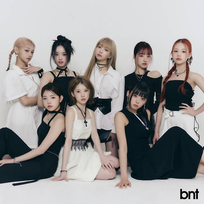 젤리당카 드레스는 패브릭서울, 엘리시아 드레스는 포유온, 네크리스는 로맨티누어&컴아웃앤플레이, 나나 셔츠는 줄로그, 네크리스는 컴아웃앤플레이 스커트는 솔트앤초콜릿, 방윤하 톱은 닉앤니콜, 네크리스는 로맨티누어&JYDDM, 임서원 톱은 컴아웃앤플레이, 팬츠는 솔트앤초콜릿, 네크리스는 로맨티누어&논논, 오윤아 톱은 델라인, 네크리스는 로맨티누어, 코토코 드레스는 포유온, 네크리스는 컴아웃앤플레이, 브레이슬릿은 로맨티누어, 진현주 드레스는 시에, 네크리스는 로맨티누어, 링은 JYDDM 제품.