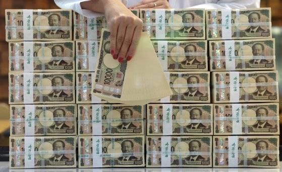 지난달 30일 서울 중구 하나은행 위변조대응센터에서 직원이 엔화를 정리하고 있다. 뉴스1