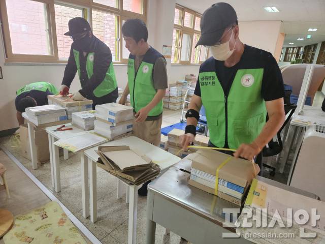 ▲수원지역의 한 초등학교에서 ‘학생 교과서 배부 지원 사업’이 진행 중인 모습. ⓒ수원교육지원청