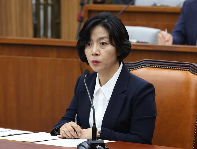 이숙연 대법관 후보자가 7월25일 오전 국회에서 열린 국회인사청문특별위원회 인사청문회에서 위원 질의에 답변하고 있다. ⓒ연합뉴스