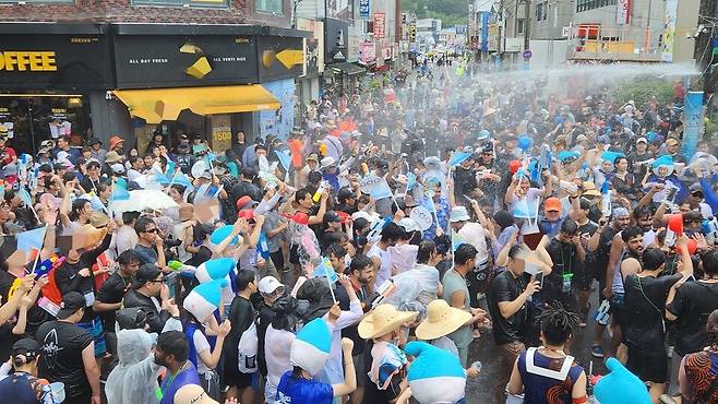 정남진 장흥물축제 개막 첫날인 7월 27일 오후 1시 40분쯤 중앙로 군청 앞. 물축제 서막을 연 살수대첩 거리퍼레이드에 나선 참가자들이 폭염도 잊은 채 신나게 물싸움하고 있다. ⓒ시사저널 정성환