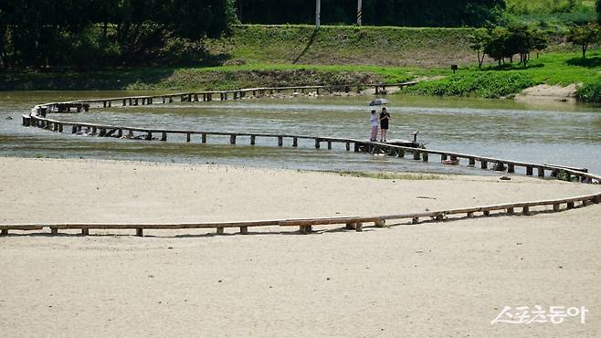 무섬마을의 명물 외나무다리를 건너는 방문객들. 마을 사람들이 장보러 가거나 아이들이 학교 갈 때 이용했던 다리로 예전 3개였으나 지금은 2개만 남아 있다 봉화·영주|김재범 기자 oldfield@donga.com