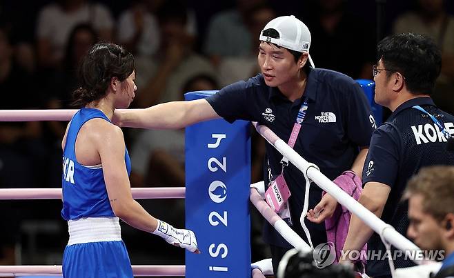 임애지 위로하는 한순철 코치 (파리=연합뉴스) 김인철 기자 = 4일(현지시간) 프랑스 파리 노스 아레나에서 열린 2024 파리올림픽 복싱 여자 54㎏급 준결승에서 튀르키예 하티세 아크바시에게 패한 한국 임애지가 한순철 코치, 김호상 한국 복싱 대표팀 감독의 위로를 받고 있다.
임애지는 2-3(28-29 27-30 29-28 27-30 29-28)으로 판정패했다.2024.8.5 yatoya@yna.co.kr