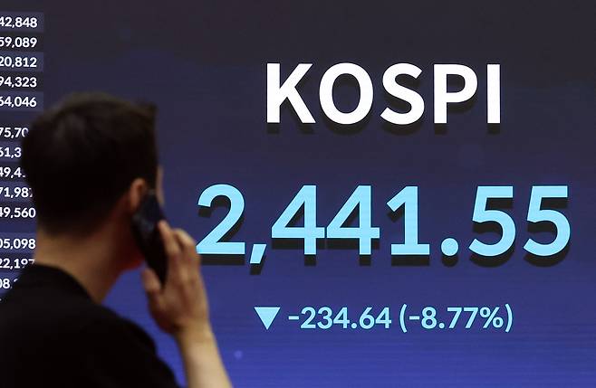 5일 코스피지수는 전 거래일 대비 234.64포인트(8.77%) 내린 2441.55로, 코스닥지수는 88.05포인트(11.30%) 하락한 691.28로 마감했다. /뉴스1