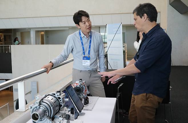 현대위아 직원들이 현대위아 구동계 주요 부품을 볼보 관계자에게 설명하고 있다.