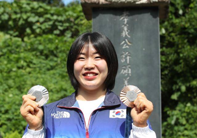 2024 파리 올림픽 유도 여자 57㎏급에서 은메달, 혼성 단체전에서 동메달을 딴 허미미가 귀국 다음 날인 6일 오전 대구 군위군 삼국유사면에 있는 허석 선생 추모기적비 앞에서 메달을 들고 있다. 일제강점기 독립운동가 허석 선생의 5대손인 허미미는 "할아버지가 살아계셨다면 정말 기뻐해 주셨을 것 같다"며 "다음에는 금메달을 따오겠다"고 각오를 다졌다. 대구=뉴스1