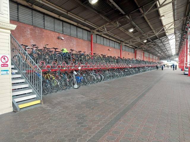 ▲그림 7 메릴번 역 구내의 자전거 주차장. 승강장 바로 옆에 있다. ⓒ전현우