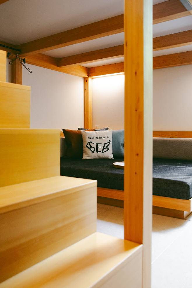 야구라(YaGURa) 룸의 소파 구역